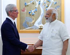 Tim Cook and Prime Minister Modi shaking hands.